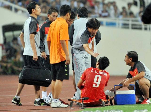 Coach Hùng hỏi thăm tình hình chấn thương Công Vinh...